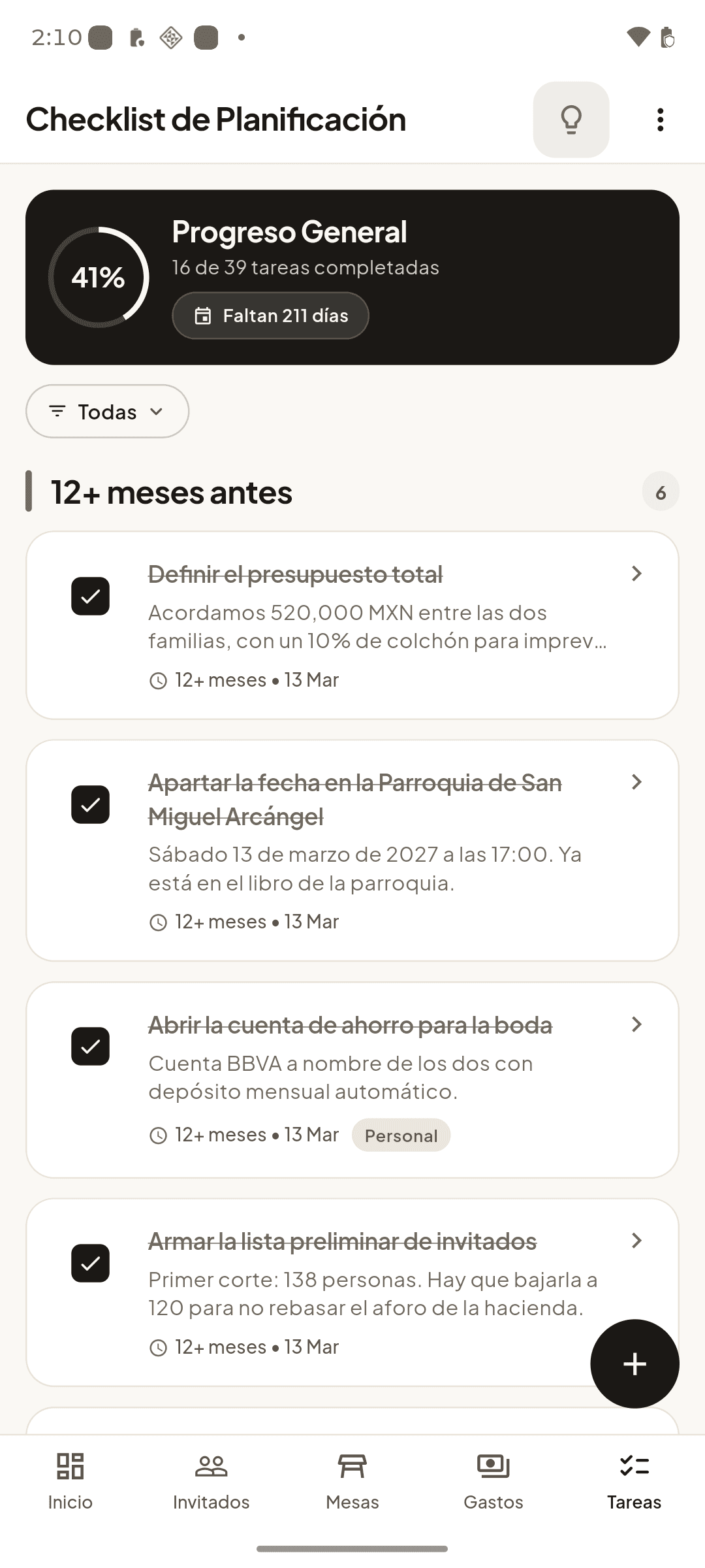 Checklist en la app: progreso general del 41%, 16 de 39 tareas completadas, faltan 211 días, y el bloque de 12+ meses antes con cuatro tareas ya tachadas.