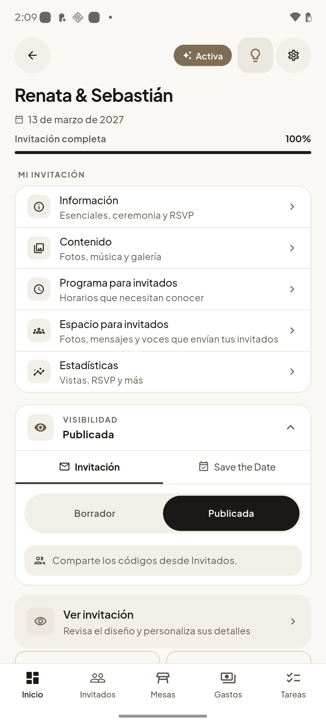 La misma boda en la app móvil: invitación completa al 100%, accesos a información, contenido, programa y estadísticas, y la visibilidad en publicada.